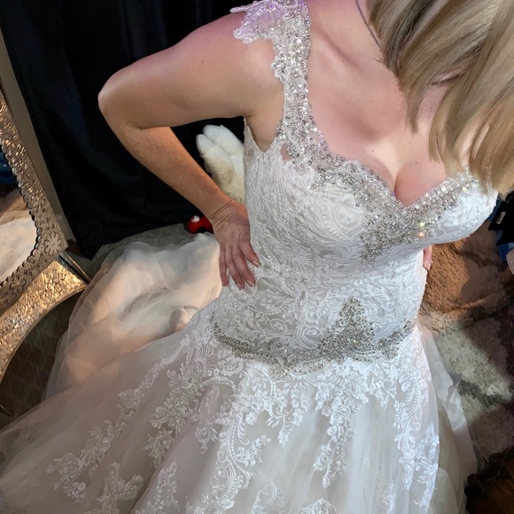 Wedding Dress - Allure - Picture 4 of 8